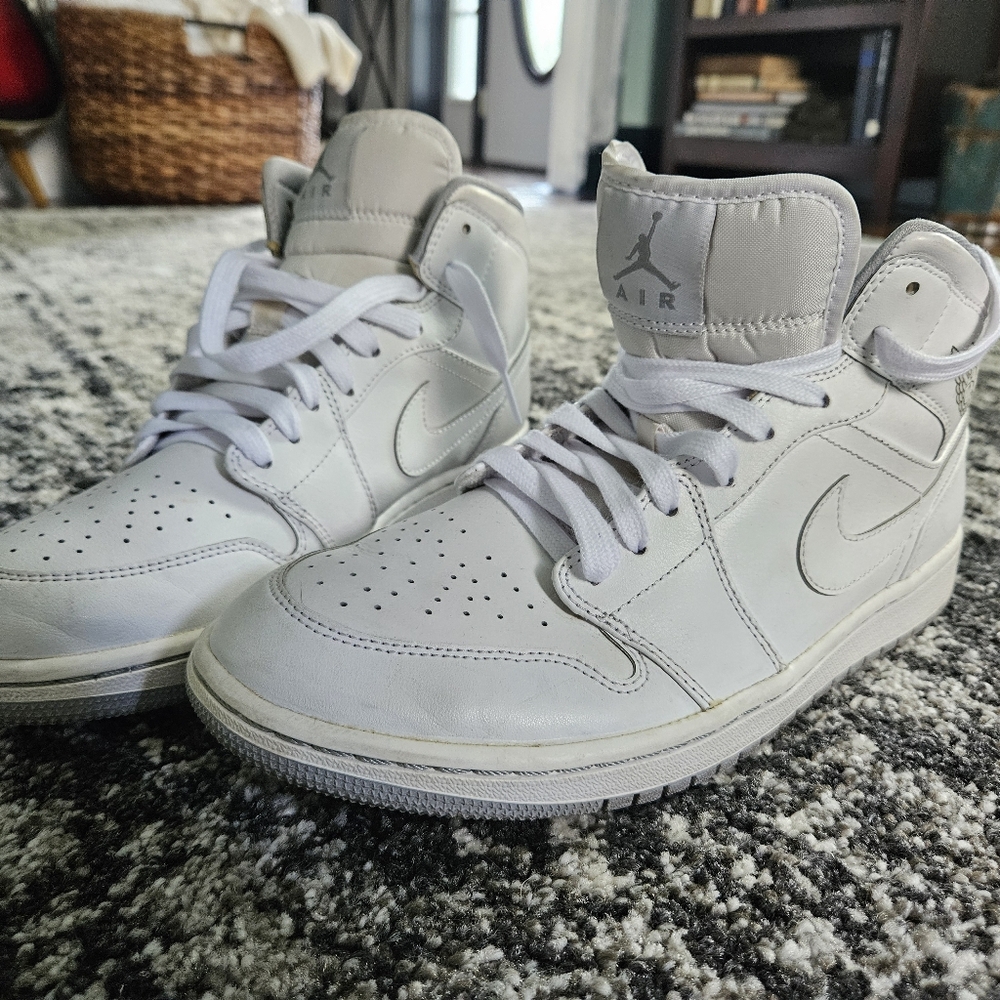 NIKE Jordan 1 high. Men's 10.